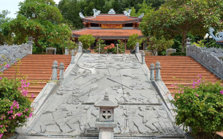 Về nguồn thăm Đền Tưởng Niệm Liệt Sĩ Trường Sơn Bến Phà Long Đại